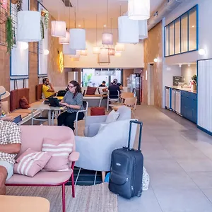Latroupe Poblenou Albergue